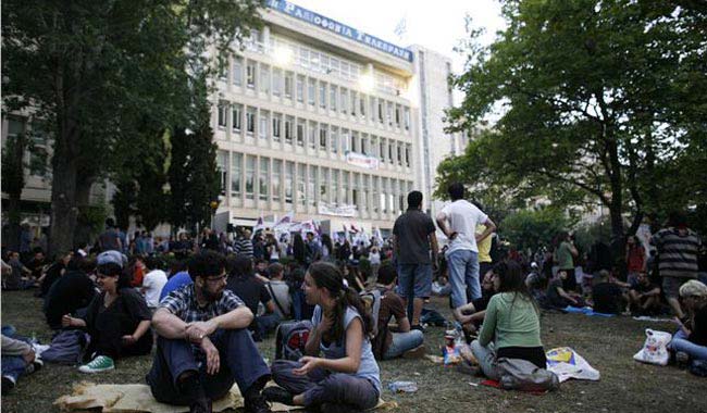 Διαδηλωτές έξω από την ΕΡΤ