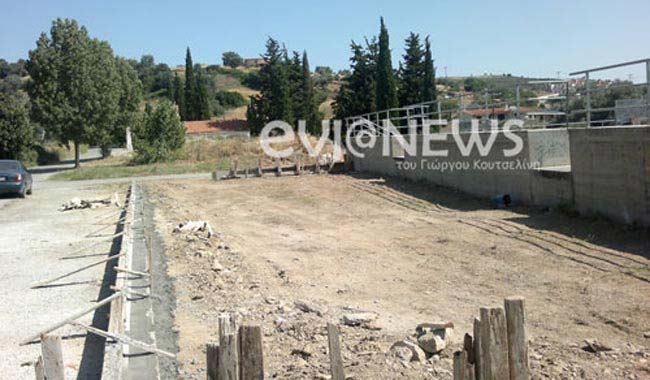 Νεκροταφείο δίπλα σε παιδική χαρά