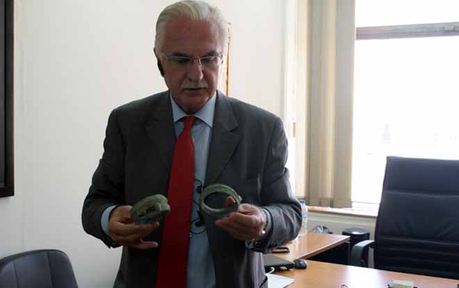 Ο Γιώργος Τσούκαλης με αρχαολογικά ευρήματα