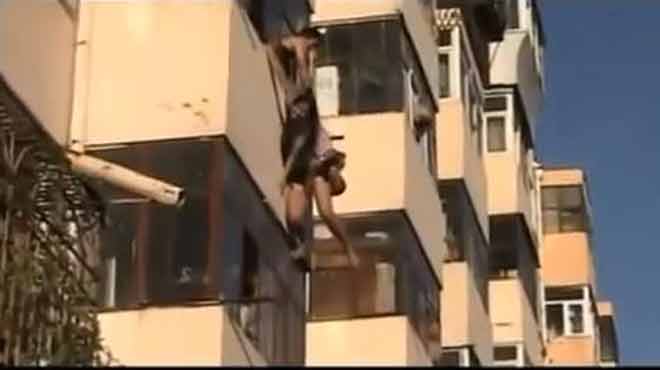 Εικοσάχρονη στο μπαλκόνι