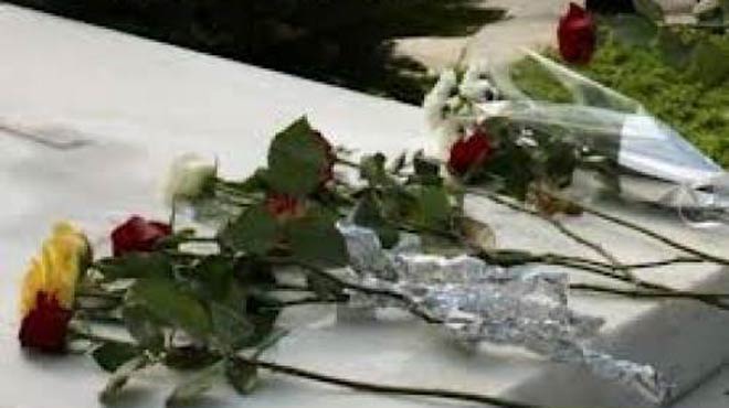 τάφος λουλούδια