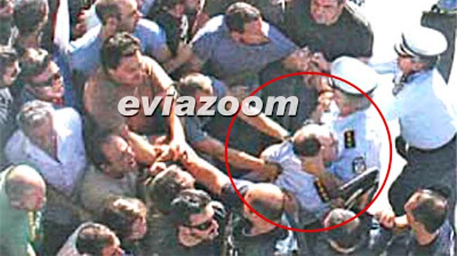 Αστυνομικοί και μέλη του ΠΑΜΕ