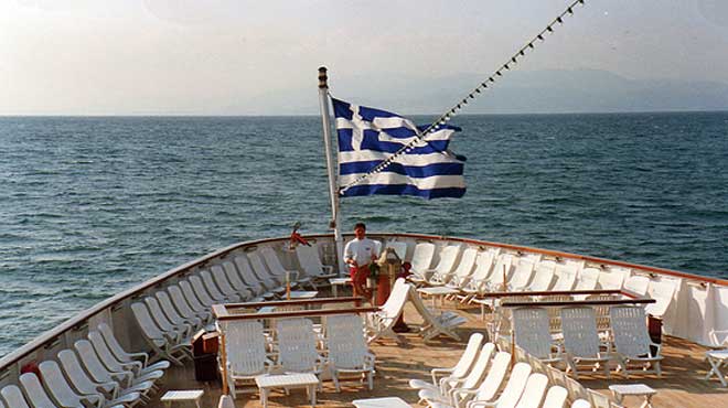 Πλοίο με ελληνική σημαία
