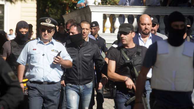 Κασιδιάρης κλωτσιές