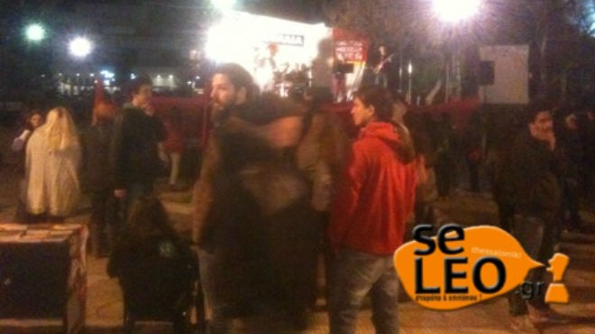 Χρυσαυγίτες σε εκδήλωση της ΚΝΕ
