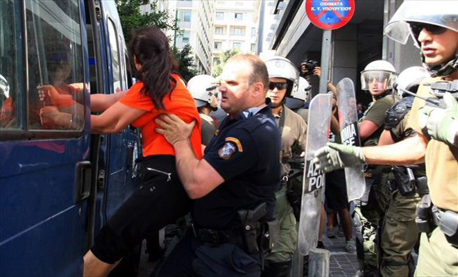 Σύλληψη καθαρίστριας