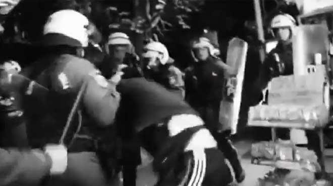 Τα ΜΑΤ κλέβουν περίπτερο