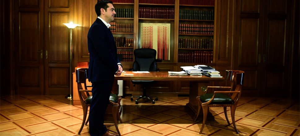 Τσίπρας όρθιος